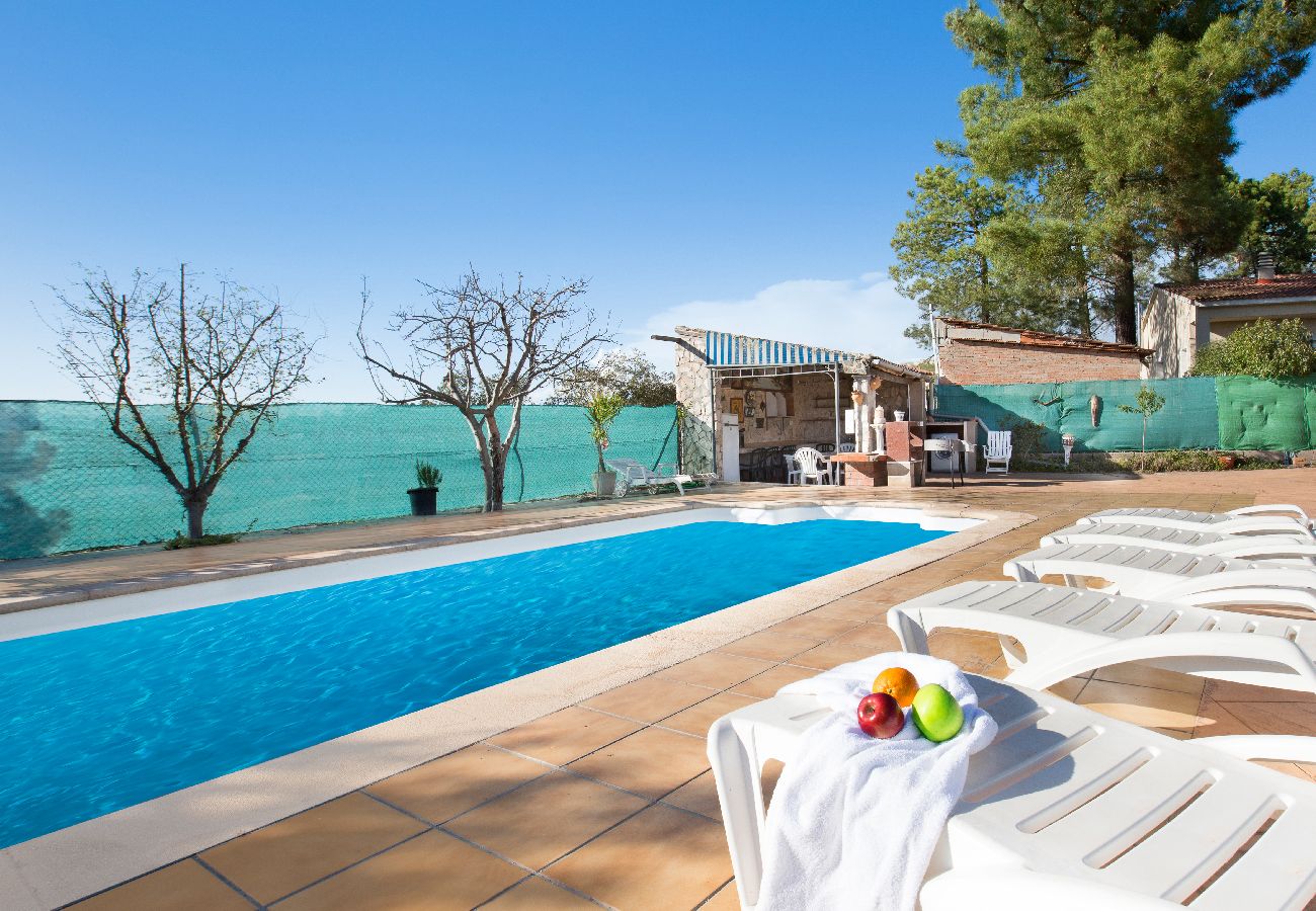 Villa en Lloret de Mar - Casa sencilla con piscina privada situada en una zona residencial muy tranquila a tan solo 9 km de la playa y del centro de Lloret de Mar