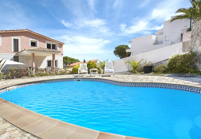 Villa en Lloret de Mar - 2ANG 01 - Acogedora y gran casa de 5 habitaciones con piscina privada cerca la playa de Cala Canyelles