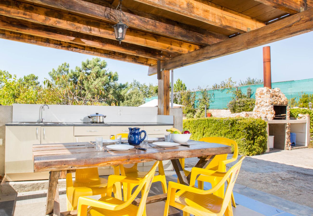 Villa en Vidreras - 2 ARA01 - Villa sencilla de 80 m2 situada en Lloret, a 9 km de la playa y del centro de Lloret, en la tranquila urbanización Aiguaviva Park.