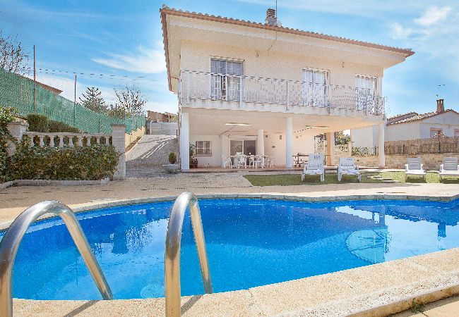 Villa en Vidreres - 2BRIS01 - Acogedora casa con piscina privada y 5 habitaciones situada en una zona tranquila