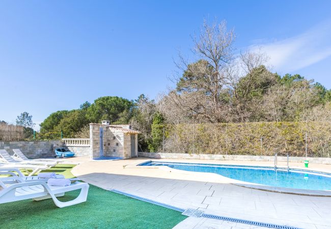 Villa en Vidreres - 2BRIS01 - Acogedora casa con piscina privada y 5 habitaciones situada en una zona tranquila