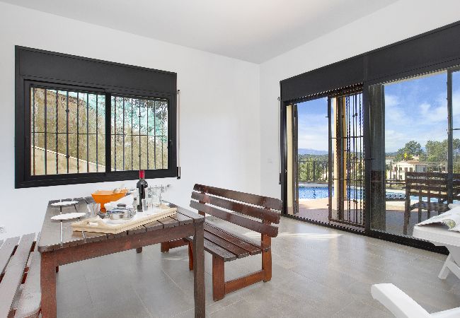 Villa en Vidreres - 2CAM01 - Acogedora casa de 4 habitaciones con piscina privada situada en una zona tranquila 