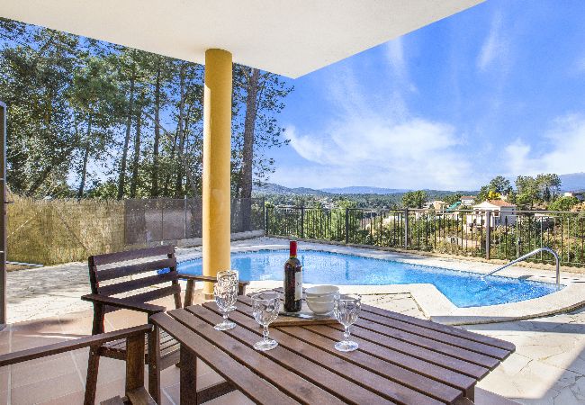 Villa en Vidreres - 2CAM01 - Acogedora casa de 4 habitaciones con piscina privada situada en una zona tranquila 