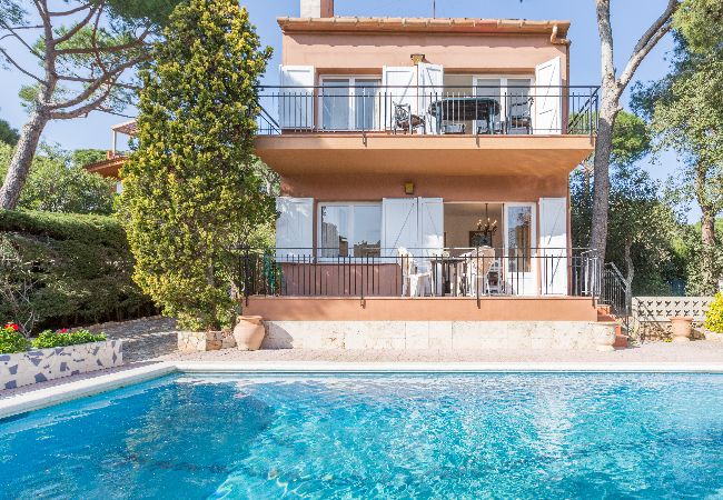 Villa en Calella de Palafrugell - 1BENETPL - Casa dividida en 3 apartamentos totalmente independientes con piscina compartida a tan solo 1 km de la playa de Calella de Palafrugell