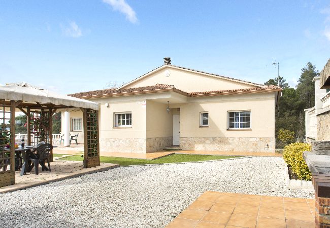 Villa en Vidreres - 2CAROL01 - Bonita casa de 4 habitaciones con piscina privada situada en una zona residencial tranquila