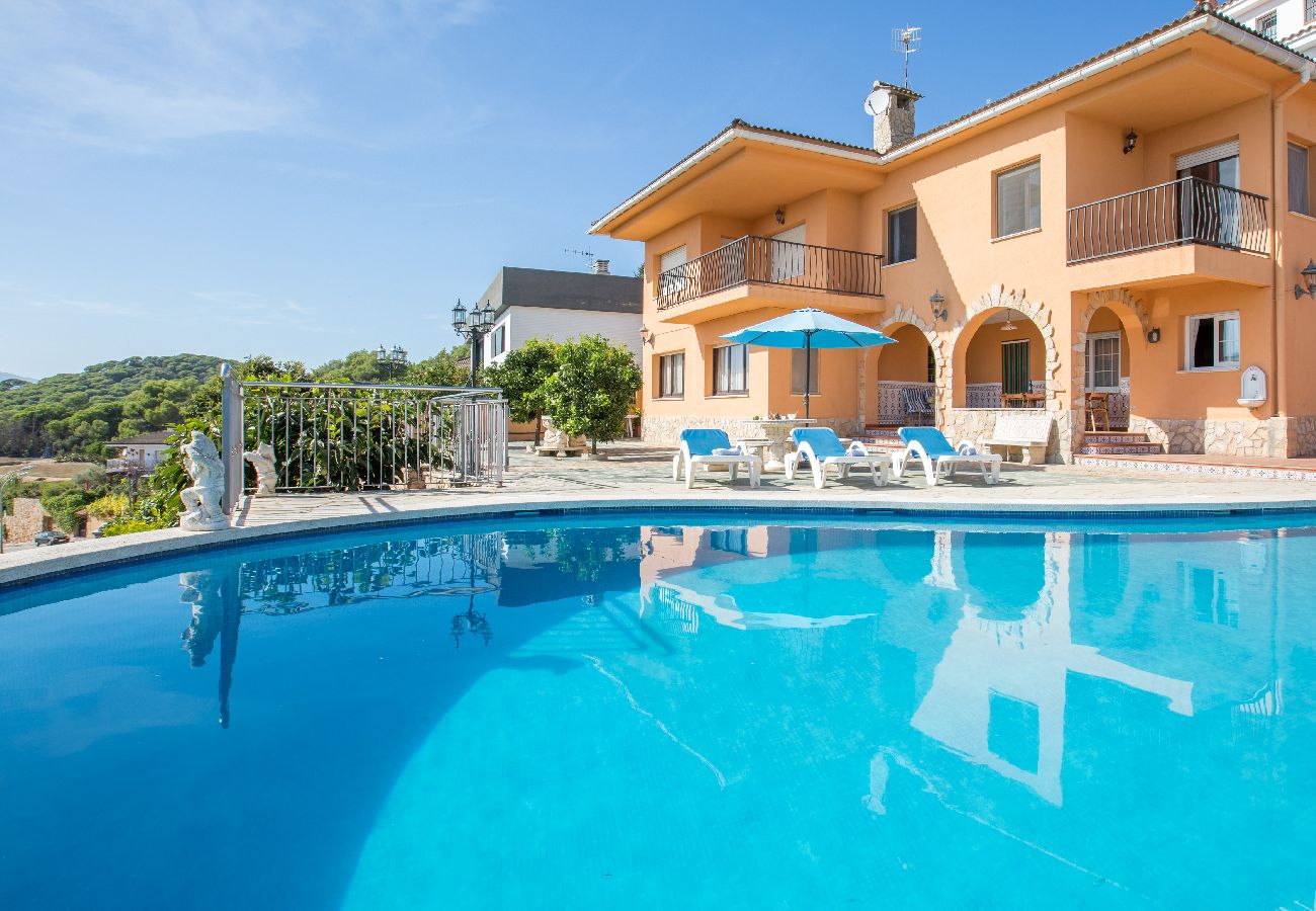 Villa en Blanes - 2CARV01 - Villa con piscina privada de 6 habitaciones situada en una zona tranquila cerca de la playa de Blanes