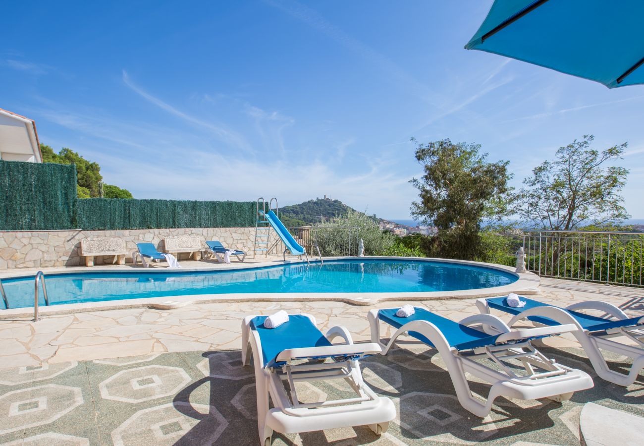 Villa en Blanes - 2CARV01 - Villa con piscina privada de 6 habitaciones situada en una zona tranquila cerca de la playa de Blanes