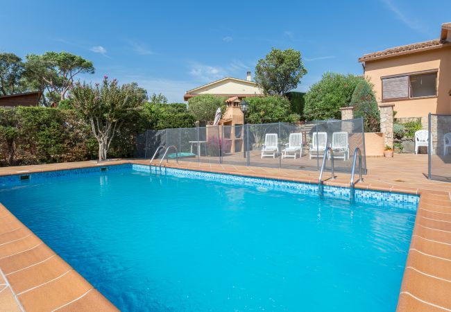 Villa en Vidreres - 2CIP01-6pax - Casa con capacidad para 06 personas y piscina privada situada en una zona tranquila 