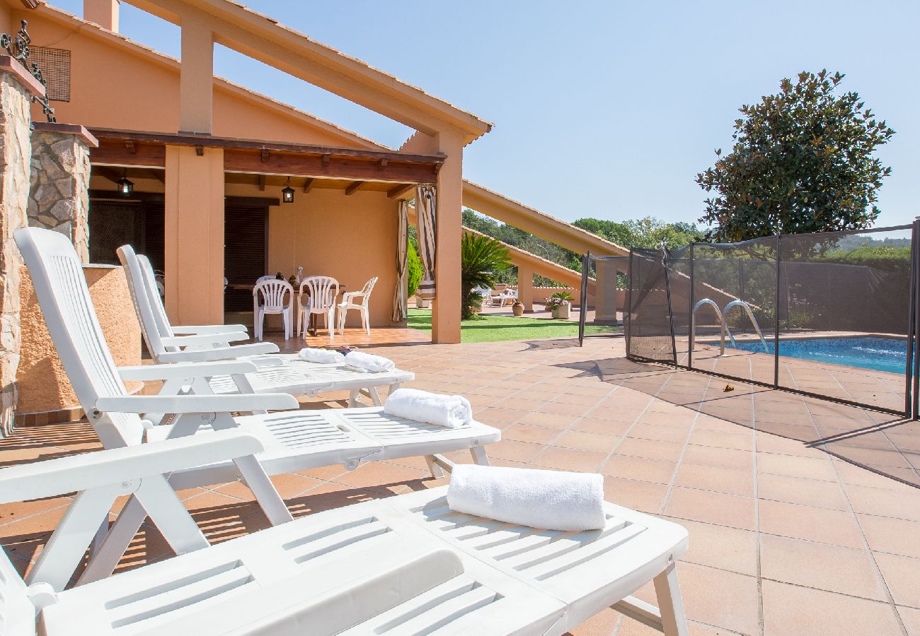 Villa en Vidreres - 2CIP01-6pax - Casa con capacidad para 06 personas y piscina privada situada en una zona tranquila 