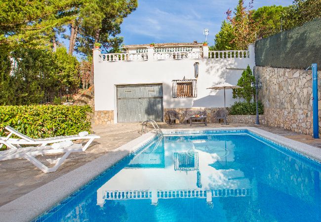 Villa en Vidreres - 2CON01 - Acogedora casa de 4 habitaciones con jardín y piscina privada ubicada en una zona tranquila 