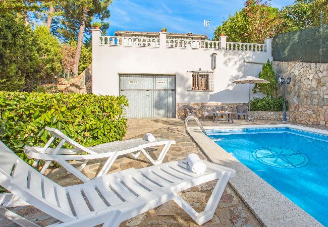 Villa en Vidreres - 2CON01 - Acogedora casa de 4 habitaciones con jardín y piscina privada ubicada en una zona tranquila 