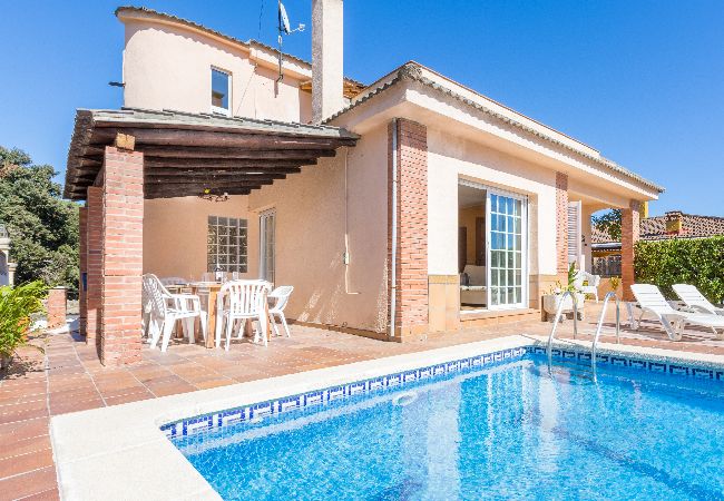 Villa en Blanes - 2DP01 - Acogedora casa con jardín y piscina privada de 4 habitaciones situada cerca de la playa