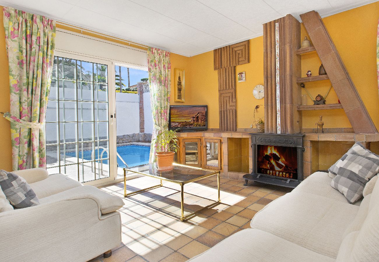 Villa en Blanes - 2DP01 - Acogedora casa con jardín y piscina privada de 4 habitaciones situada cerca de la playa