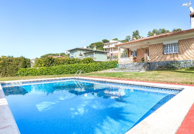 Villa en Lloret de Mar - 2FIN01 - Acogedora casa de 3 habitaciones con jardín y piscina privada ubicada en una zona residencial tranquila 