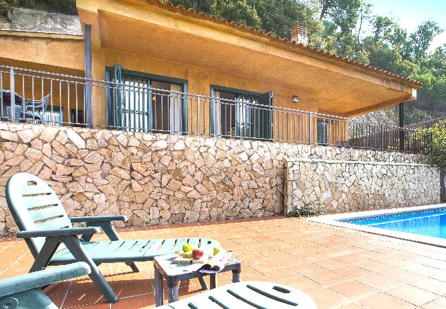 Villa en Lloret de Mar - 2GLO01 - Bonita casa de 3 habitaciones con jardín y piscina privada situada muy cerca de la playa