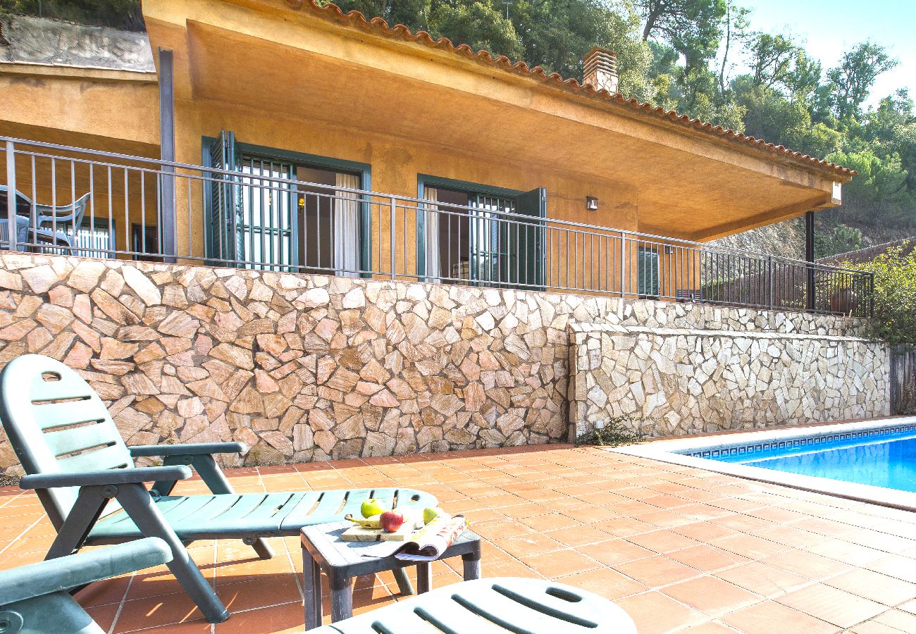 Villa en Lloret de Mar - 2GLO01 - Bonita casa de 3 habitaciones con jardín y piscina privada situada muy cerca de la playa