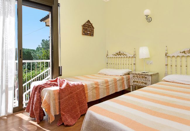 Villa en Lloret de Mar - 2INM01 - Casa de 4 habitaciones con piscina privada y jardín situada en Lloret de Mar cerca de la playa.