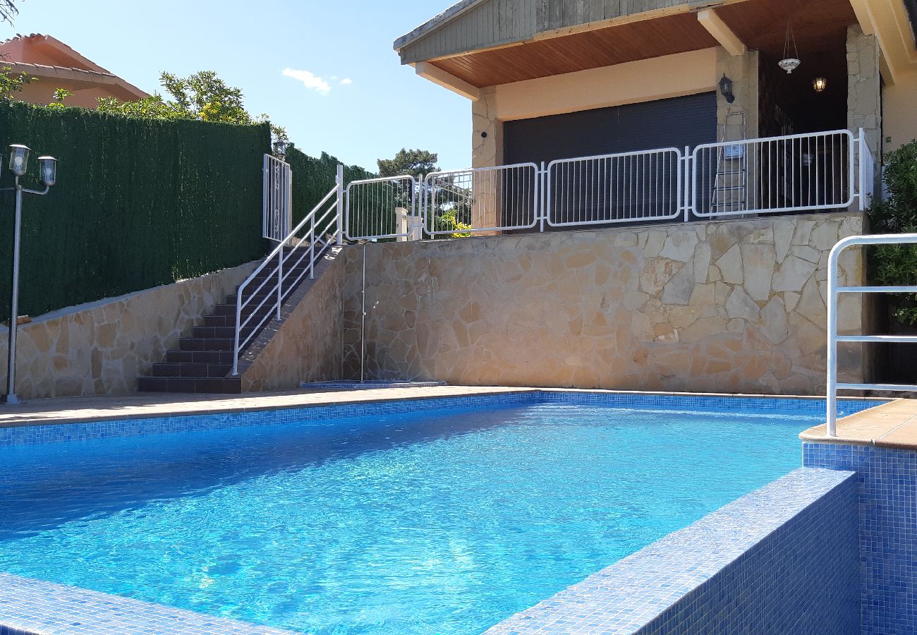 Villa en Lloret de Mar - 2INM01 - Casa de 4 habitaciones con piscina privada y jardín situada en Lloret de Mar cerca de la playa.