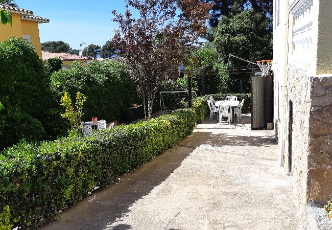 Villa en Lloret de Mar - 2JUL01 - Casa para 8 personas situada en una zona tranquila a tan solo 7 km de la playa de Lloret de Mar. Villa en Lloret de Mar - 2JUL01 - Casa para 8 personas situada en una zona tranquila a tan solo 7 km de la playa de Lloret de Mar.