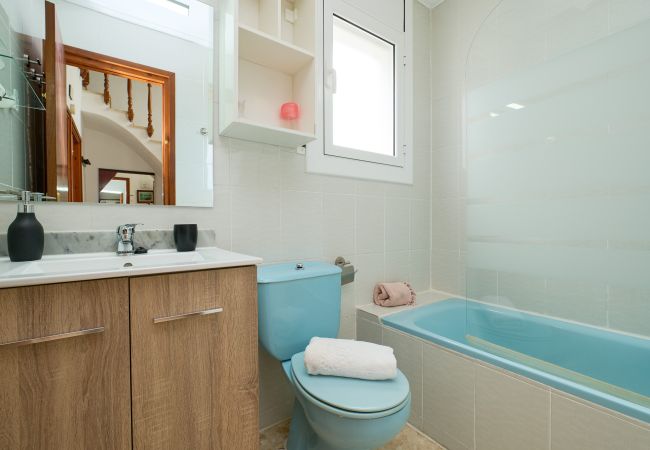 Villa en Lloret de Mar - 2JUL01 - Casa para 8 personas situada en una zona tranquila a tan solo 7 km de la playa de Lloret de Mar. Villa en Lloret de Mar - 2JUL01 - Casa para 8 personas situada en una zona tranquila a tan solo 7 km de la playa de Lloret de Mar.