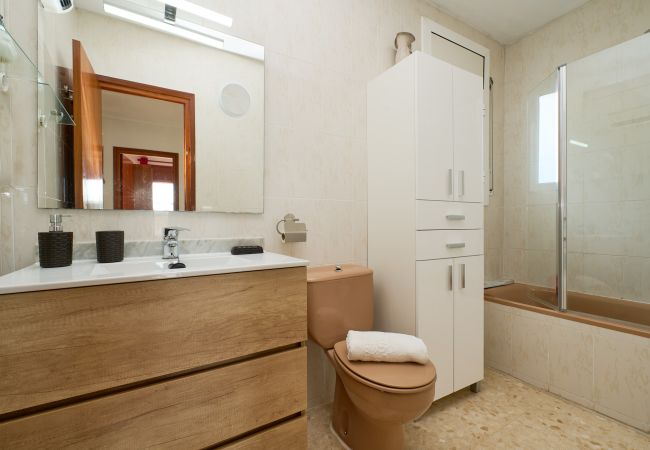 Villa en Lloret de Mar - 2JUL01 - Casa para 8 personas situada en una zona tranquila a tan solo 7 km de la playa de Lloret de Mar. Villa en Lloret de Mar - 2JUL01 - Casa para 8 personas situada en una zona tranquila a tan solo 7 km de la playa de Lloret de Mar.