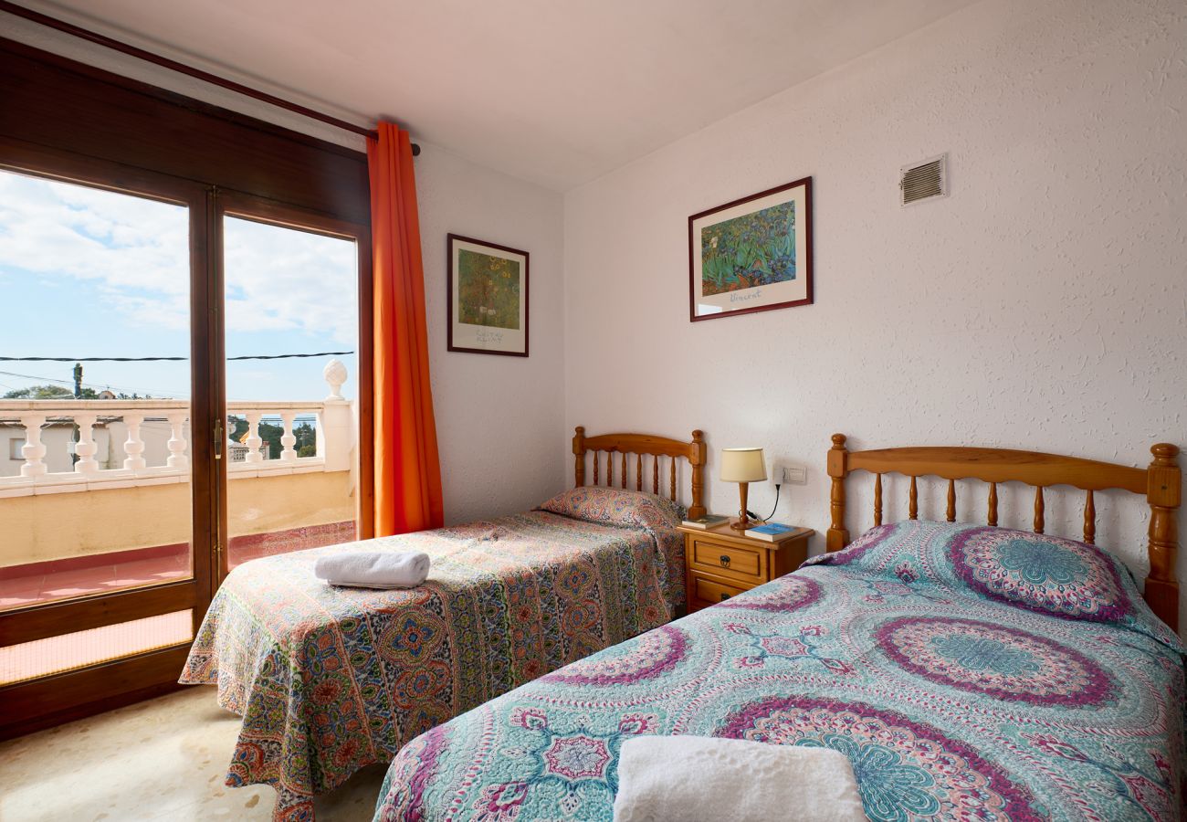 Villa en Lloret de Mar - 2JUL01 - Casa para 8 personas situada en una zona tranquila a tan solo 7 km de la playa de Lloret de Mar.