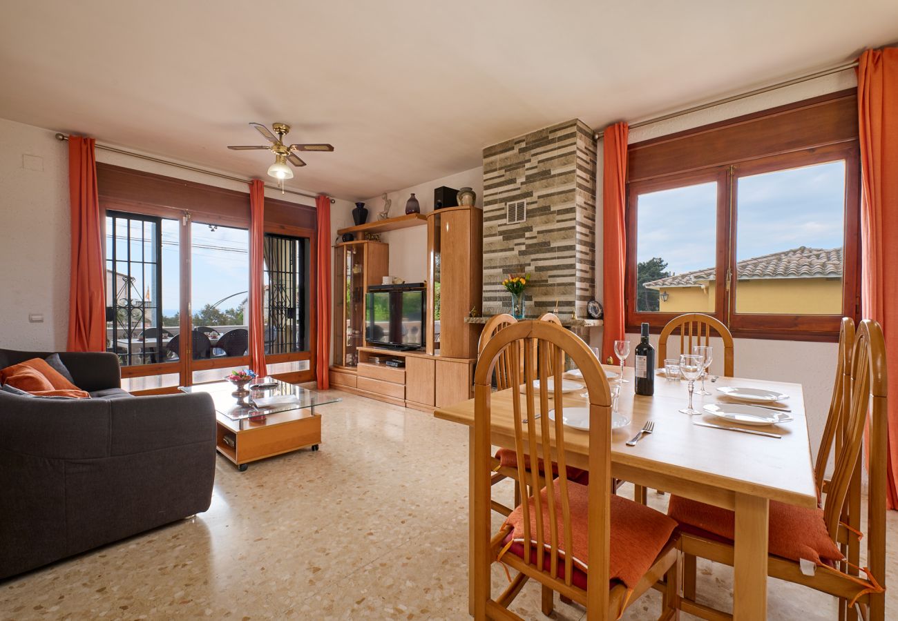 Villa en Lloret de Mar - 2JUL01 - Casa para 8 personas situada en una zona tranquila a tan solo 7 km de la playa de Lloret de Mar.