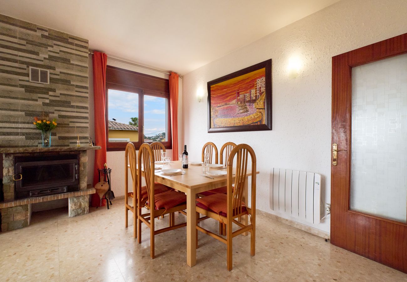 Villa en Lloret de Mar - 2JUL01 - Casa para 8 personas situada en una zona tranquila a tan solo 7 km de la playa de Lloret de Mar.