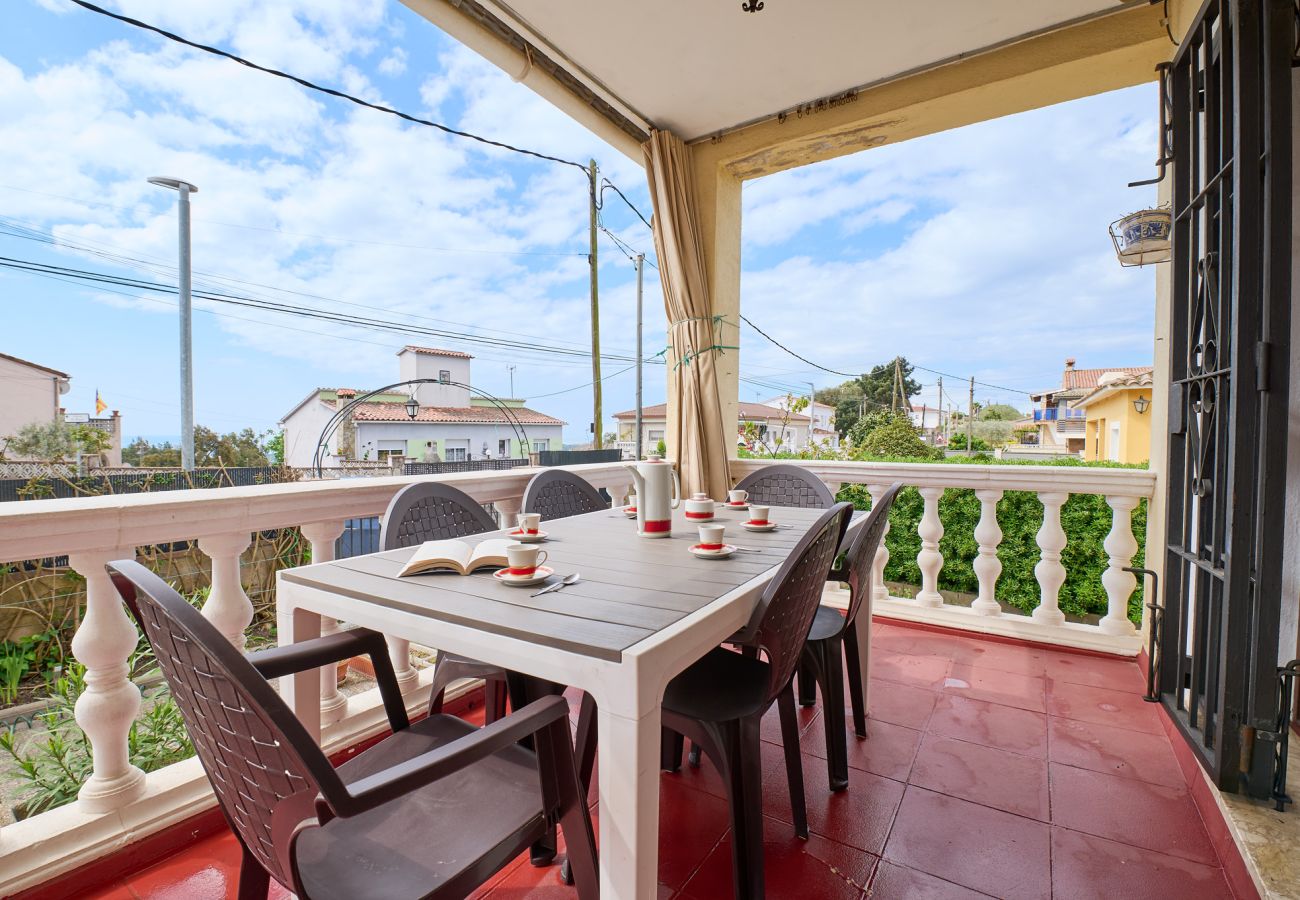 Villa en Lloret de Mar - 2JUL01 - Casa para 8 personas situada en una zona tranquila a tan solo 7 km de la playa de Lloret de Mar.