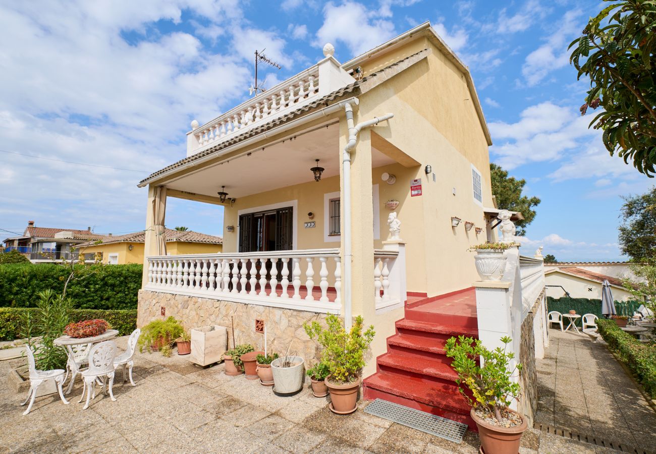 Villa en Lloret de Mar - 2JUL01 - Casa para 8 personas situada en una zona tranquila a tan solo 7 km de la playa de Lloret de Mar.