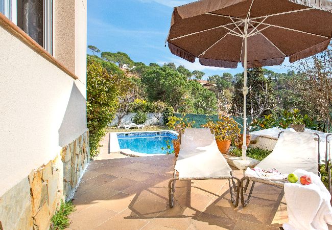 Villa en Lloret de Mar - 2LIN01 -Preciosa casa con piscina privada situada en una zona residencial tranquila cerca de la playa