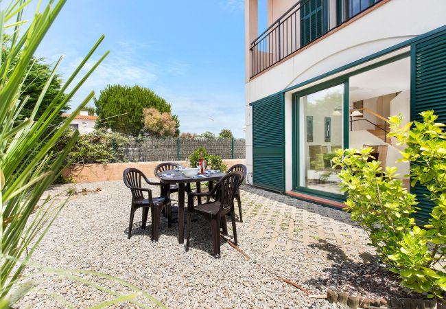 Villa en Torroella de Montgri - 1MP 44 - Casa adosada ubicada en un complejo residencial tranquilo con piscina y jardines comunitarios a 100m de la playa de Pals Villa en Torroella de Montgri - 1MP 44 - Casa adosada ubicada en un complejo residencial tranquilo con piscina y jardines comunitarios a 100m de la playa de Pals