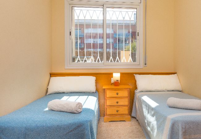 Apartamento en Lloret de Mar - 2P51- Acogedor apartamento con piscina situado cerca del centro y dela playa de Fenals (Lloret de Mar)  Apartamento en Lloret de Mar - 2P51- Acogedor apartamento con piscina situado cerca del centro y dela playa de Fenals (Lloret de Mar)