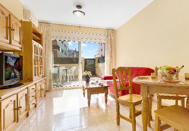 Apartamento en Lloret de Mar - 2P53 - Acogedor apartamento para 4 personas con piscina situado cerca del centro y dela playa de Fenals (Lloret de Mar)  Apartamento en Lloret de Mar - 2P53 - Acogedor apartamento para 4 personas con piscina situado cerca del centro y dela playa de Fenals (Lloret de Mar)