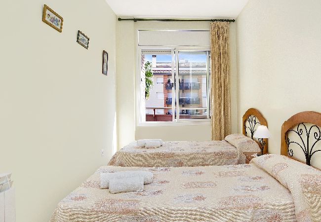 Apartamento en Lloret de Mar - 2ROS01 -Acogedor apartamento de 3 habitaciones con piscina situado cerca de la playa de Fenals (Lloret de Mar) Apartamento en Lloret de Mar - 2ROS01 -Acogedor apartamento de 3 habitaciones con piscina situado cerca de la playa de Fenals (Lloret de Mar)