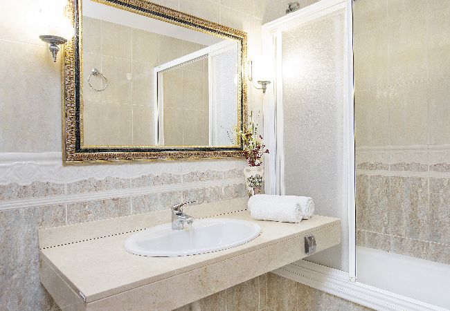 Apartamento en Lloret de Mar - 2ROS01 -Acogedor apartamento de 3 habitaciones con piscina situado cerca de la playa de Fenals (Lloret de Mar) Apartamento en Lloret de Mar - 2ROS01 -Acogedor apartamento de 3 habitaciones con piscina situado cerca de la playa de Fenals (Lloret de Mar)