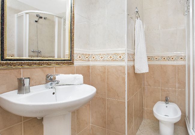 Apartamento en Lloret de Mar - 2ROS01 -Acogedor apartamento de 3 habitaciones con piscina situado cerca de la playa de Fenals (Lloret de Mar) Apartamento en Lloret de Mar - 2ROS01 -Acogedor apartamento de 3 habitaciones con piscina situado cerca de la playa de Fenals (Lloret de Mar)