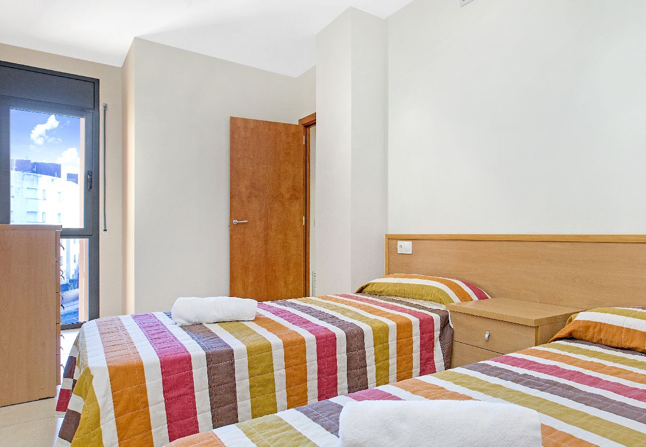 Apartamento en Lloret de Mar - 2STACRIS - Acogedor apartamento para 4 personas con terraza situado en Lloret de Mar (Fenals), cerca de la playa y del centro