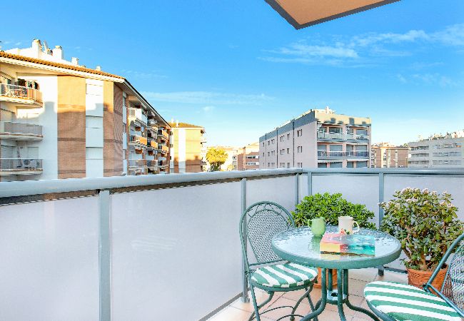 Apartamento en Lloret de Mar - 2STACRIS02 - Acogedor apartamento para 5 personas con terraza situado en Lloret de Mar (Fenals), cerca de la playa y del centro. Apartamento en Lloret de Mar - 2STACRIS02 - Acogedor apartamento para 5 personas con terraza situado en Lloret de Mar (Fenals), cerca de la playa y del centro.