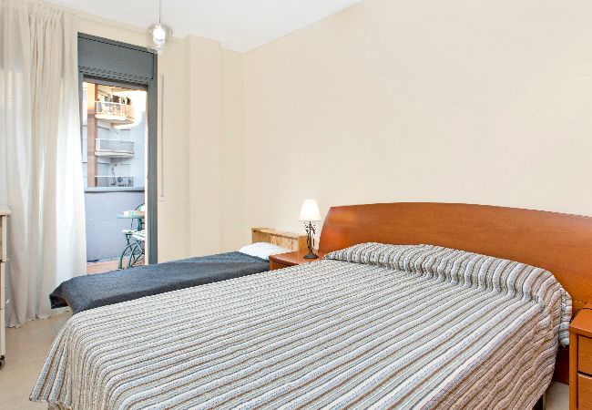 Apartamento en Lloret de Mar - 2STACRIS02 - Acogedor apartamento para 5 personas con terraza situado en Lloret de Mar (Fenals), cerca de la playa y del centro. Apartamento en Lloret de Mar - 2STACRIS02 - Acogedor apartamento para 5 personas con terraza situado en Lloret de Mar (Fenals), cerca de la playa y del centro.