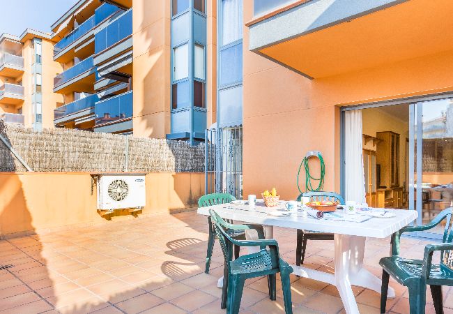 Apartamento en Lloret de Mar - 2STACRIS06 - Acogedor apartamento para 6 personas con terraza situado en Lloret de Mar (Fenals), cerca de la playa y del centro. Apartamento en Lloret de Mar - 2STACRIS06 - Acogedor apartamento para 6 personas con terraza situado en Lloret de Mar (Fenals), cerca de la playa y del centro.