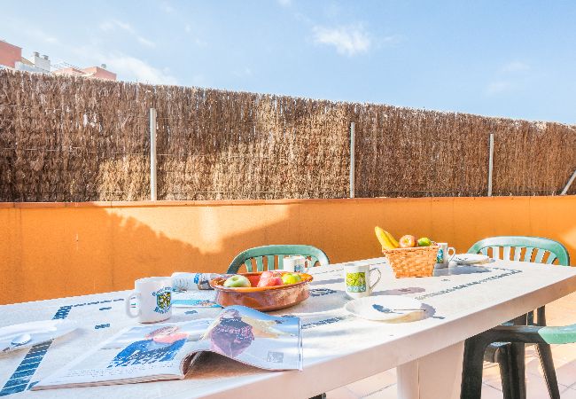 Apartamento en Lloret de Mar - 2STACRIS06 - Acogedor apartamento para 6 personas con terraza situado en Lloret de Mar (Fenals), cerca de la playa y del centro. Apartamento en Lloret de Mar - 2STACRIS06 - Acogedor apartamento para 6 personas con terraza situado en Lloret de Mar (Fenals), cerca de la playa y del centro.