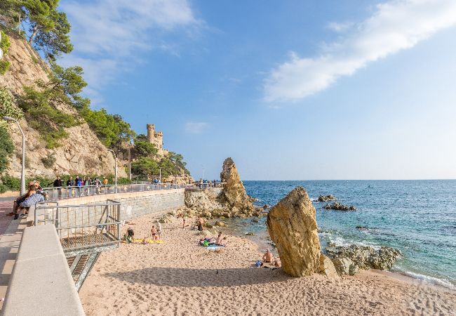 Apartamento en Lloret de Mar - 2STACRIS06 - Acogedor apartamento para 6 personas con terraza situado en Lloret de Mar (Fenals), cerca de la playa y del centro. Apartamento en Lloret de Mar - 2STACRIS06 - Acogedor apartamento para 6 personas con terraza situado en Lloret de Mar (Fenals), cerca de la playa y del centro.