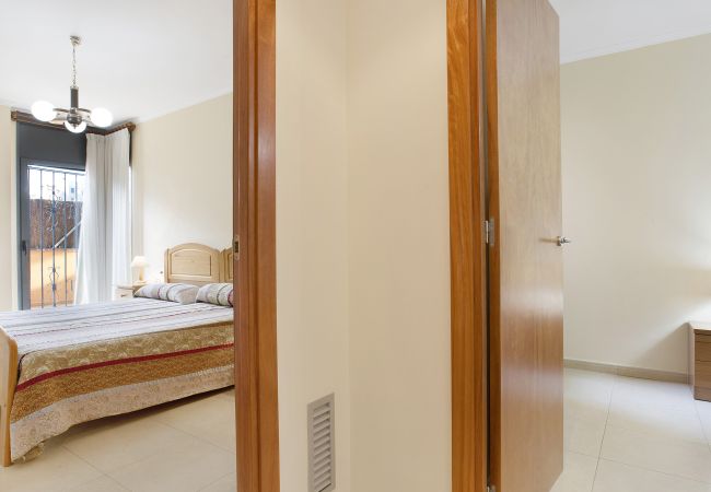 Apartamento en Lloret de Mar - 2STACRIS06 - Acogedor apartamento para 6 personas con terraza situado en Lloret de Mar (Fenals), cerca de la playa y del centro. Apartamento en Lloret de Mar - 2STACRIS06 - Acogedor apartamento para 6 personas con terraza situado en Lloret de Mar (Fenals), cerca de la playa y del centro.