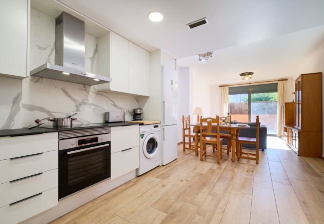 Apartamento en Lloret de Mar - 2STACRIS06 - Acogedor apartamento para 6 personas con terraza situado en Lloret de Mar (Fenals), cerca de la playa y del centro. Apartamento en Lloret de Mar - 2STACRIS06 - Acogedor apartamento para 6 personas con terraza situado en Lloret de Mar (Fenals), cerca de la playa y del centro.