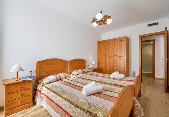 Apartamento en Lloret de Mar - 2STACRIS06 - Acogedor apartamento para 6 personas con terraza situado en Lloret de Mar (Fenals), cerca de la playa y del centro. Apartamento en Lloret de Mar - 2STACRIS06 - Acogedor apartamento para 6 personas con terraza situado en Lloret de Mar (Fenals), cerca de la playa y del centro.