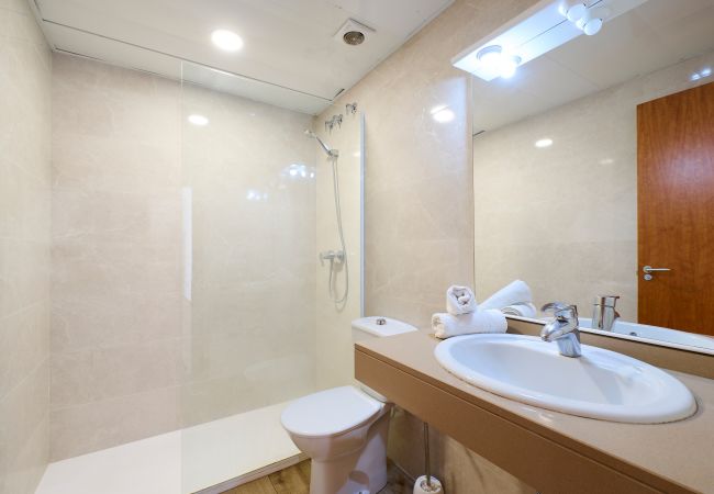 Apartamento en Lloret de Mar - 2STACRIS06 - Acogedor apartamento para 6 personas con terraza situado en Lloret de Mar (Fenals), cerca de la playa y del centro. Apartamento en Lloret de Mar - 2STACRIS06 - Acogedor apartamento para 6 personas con terraza situado en Lloret de Mar (Fenals), cerca de la playa y del centro.