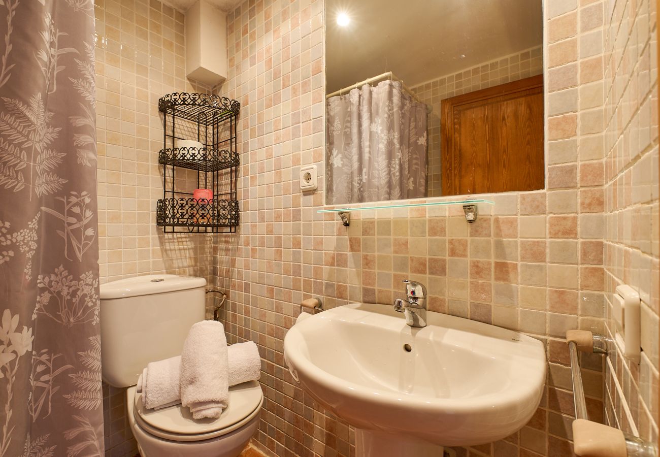 Villa en Lloret de Mar - 2SOPH01 - Acogedora casa con piscina privada para 8 personas situada en una zona residencial muy tranquila.