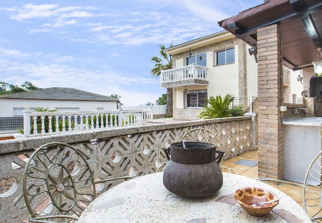 Villa en Lloret de Mar - 2VILA01 -Casa de 6 habitaciones con piscina privada y vistas al mar situada en una zona residencial tranquila cerca de la playa