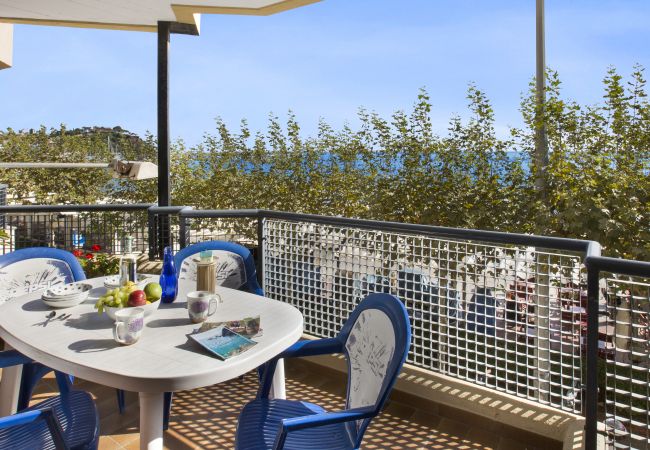 Apartamento en Blanes -  2SAP1 - Precioso apartamento para 6 personas situado en el centro de Blanes en primera línea de mar con magnificas vistas al mar.  Apartamento en Blanes -  2SAP1 - Precioso apartamento para 6 personas situado en el centro de Blanes en primera línea de mar con magnificas vistas al mar.